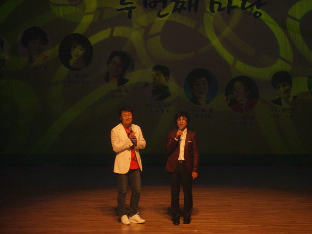 큰소리내는사람들 이미지