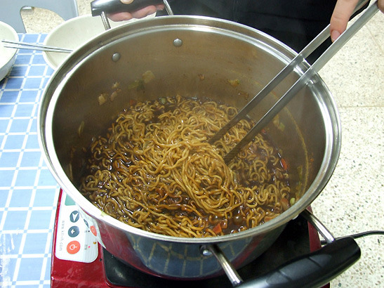 군인들 군대에서 라면끓어먹기 | 인스티즈