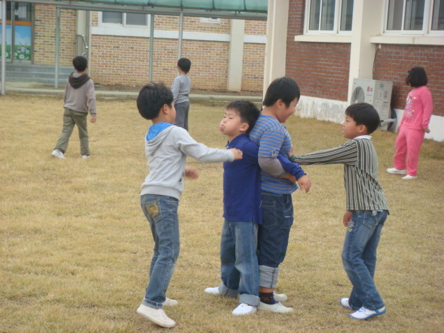술래잡기 이미지
