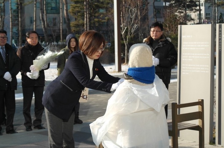 소녀상과 함께하는 은수미....... | 인스티즈