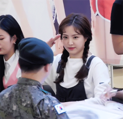 군인을 본 여자아이돌.gif | 인스티즈