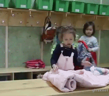 혼자서도 옷 잘입는 꼬마.gif | 인스티즈