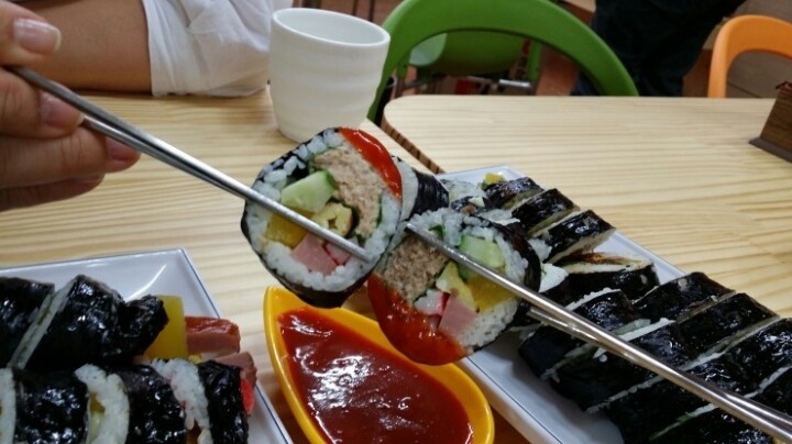 특이하게 초장을 찍어먹는 김밥.jpg | 인스티즈