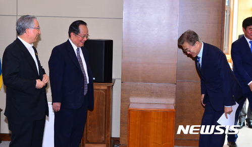 오늘자 득템 자랑하는 문재인 대통령.jpg | 인스티즈