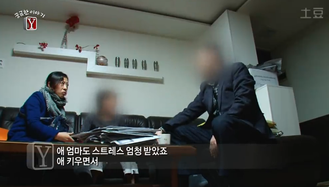 유모차 탄 아기들을 마음대로 만지고 다니는 여자 | 인스티즈