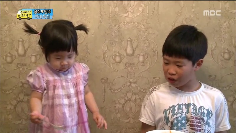 [아빠어디가] 여동생 보며 오빠미소 폭발하는 민국이.jpg | 인스티즈