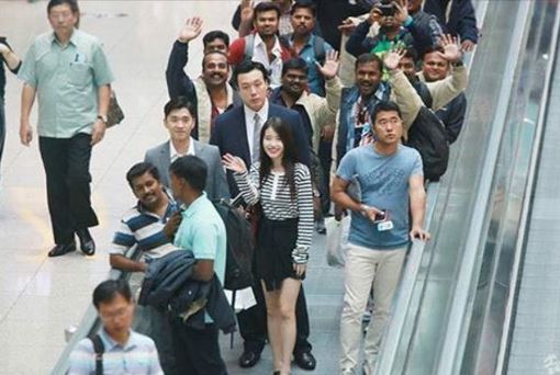 아이유 한테 인사하는건데 외국인들이 인사해줌 .jpg | 인스티즈