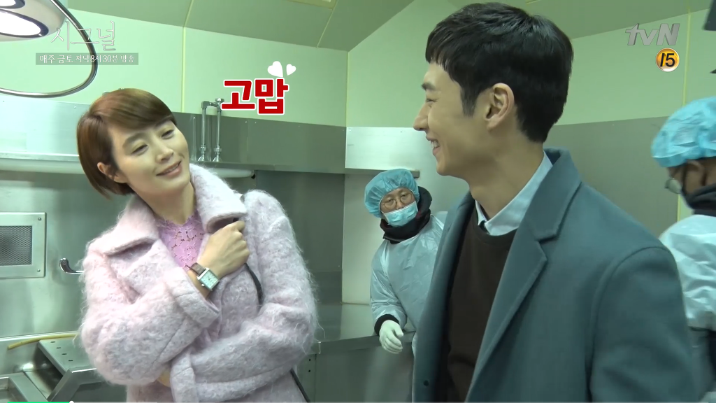 [시그널] 여자주인공 김혜수를 챙기는 모습이 현실 박해영 돋는 이제훈 | 인스티즈
