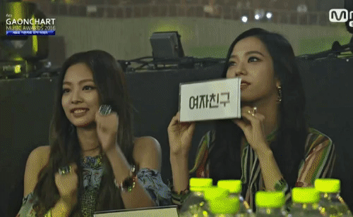 [블랙핑크] 물병 가지고 이상한짓 하는 지수.gif | 인스티즈