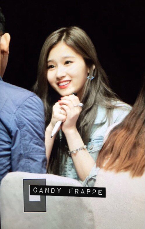 팬들 꿀눈빛으로 녹이는 트와이스 사나.jpg | 인스티즈