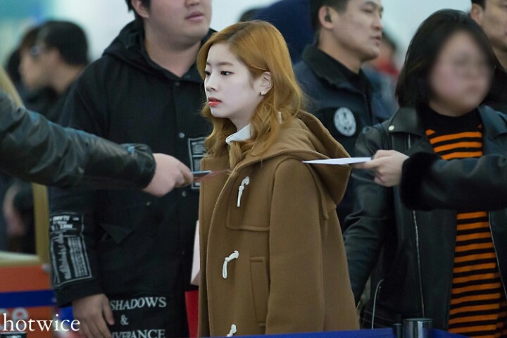 [트와이스] 떡볶이 코트 입고 출국하는 다현이 | 인스티즈