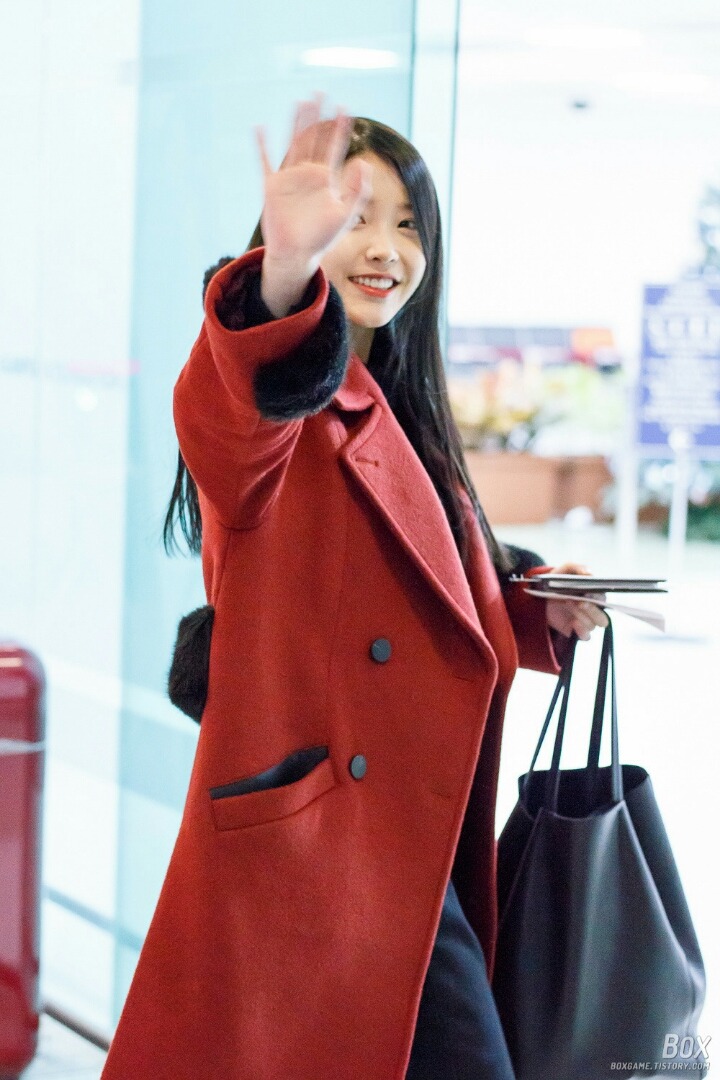 빨간 코트 코디한 아이유.jpg | 인스티즈