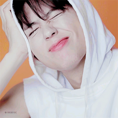 자기가 찍은 광고 사진 가져가는 박보검.gif | 인스티즈