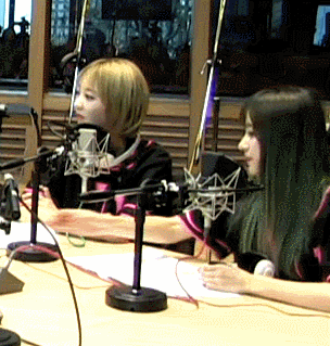 혜린이 음료수 뺏어 먹으려다 걸린 하니.gif | 인스티즈