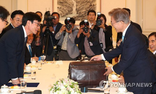 김상조 공정거래위원장 임명장 수여식 스윗한 청와대 | 인스티즈