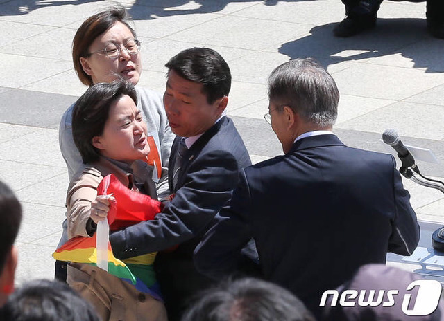 문재인, 안보 행보 발표중 재를 뿌린 성소수자 난입 사진 | 인스티즈