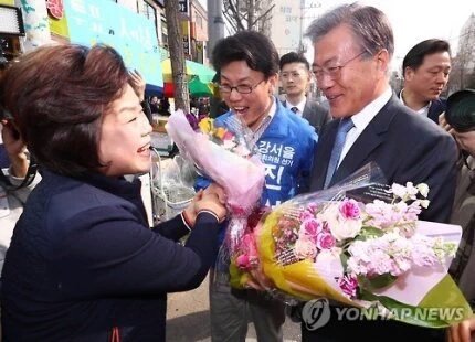 [강서을] 방신시장 돈통에 사인하는 문수르.JPG (feat.게릴라 팬미팅 분위기) | 인스티즈