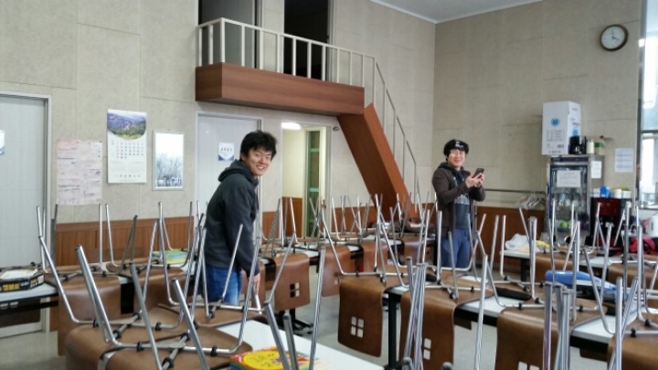 청소하는청년들 이미지