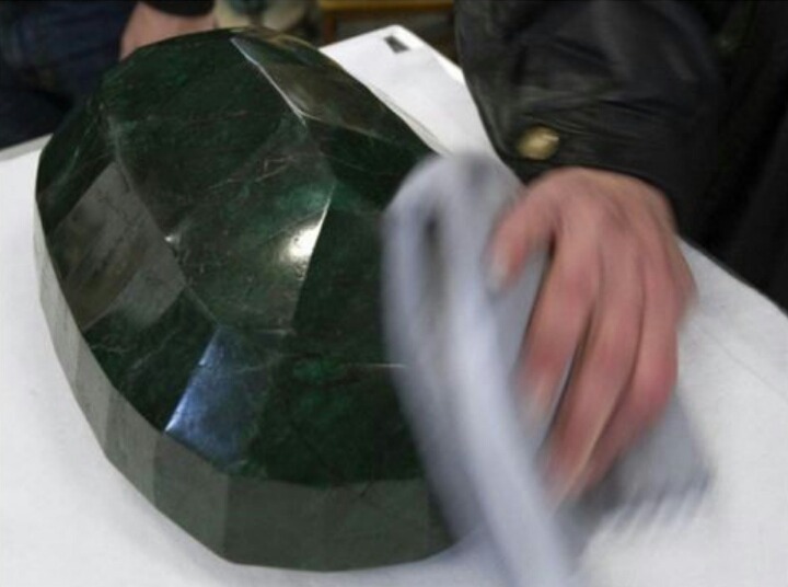 [사진] 강가에서 주운 돌이 800억 | 인스티즈