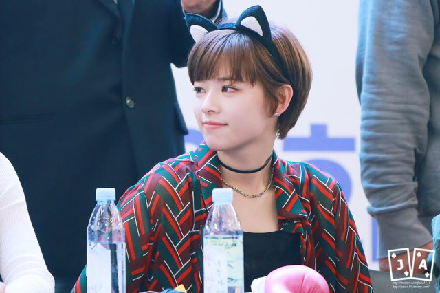 트와이스 얼굴 막 쓰는 애의 분위기.jpg | 인스티즈