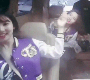 [트와이스] 어쩔 수 없이 어르신이랑 놀아주는 다현이 ㅋㅋㅋㅋ | 인스티즈
