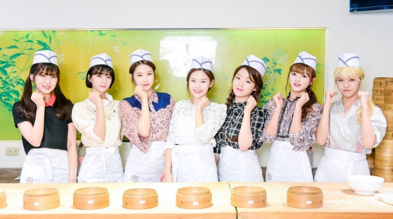 오마이걸 대만에서 만두 만들면서 찍은 사진들.JPG | 인스티즈