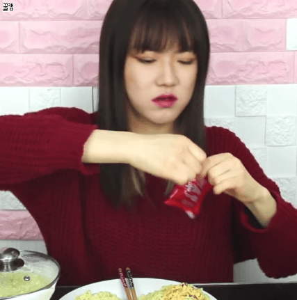 붉생로랑.gif | 인스티즈