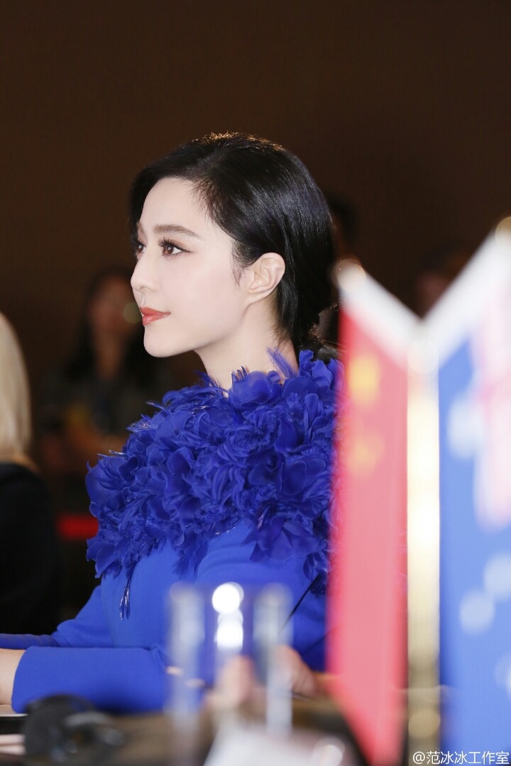 신기한 드레스를 많이입고다니는 판빙빙 | 인스티즈