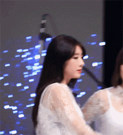 일부러 밑에서 찍는걸 알아챈 여자 아이돌.gif| | 인스티즈