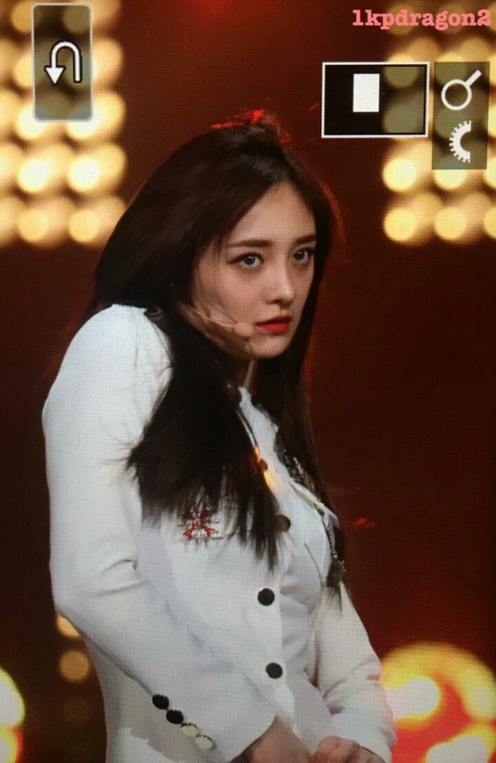 주결경 오늘 가요대축제 레드카펫에서 화이트드레스 | 인스티즈