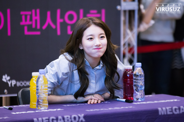 사인회에서 아이컨택 해주는 수지.gif | 인스티즈