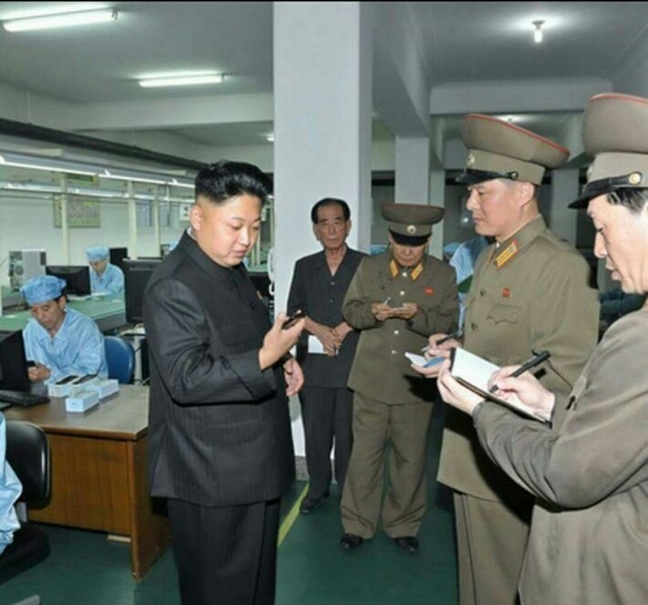 포켓몬GO를 하는 김정은 | 인스티즈