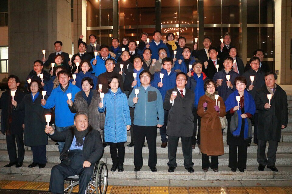 박근혜 탄핵 밤샘농성 진행 중이신 더민주/정의당 의원분들 SNS에 응원 한마디 남기고 오자!! | 인스티즈