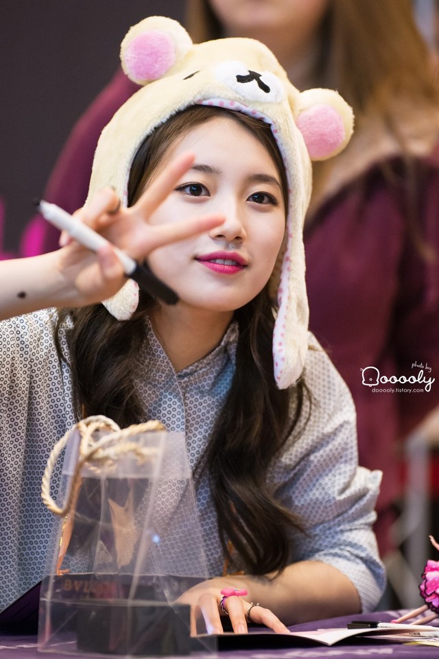 사인회에서 아이컨택 해주는 수지.gif | 인스티즈