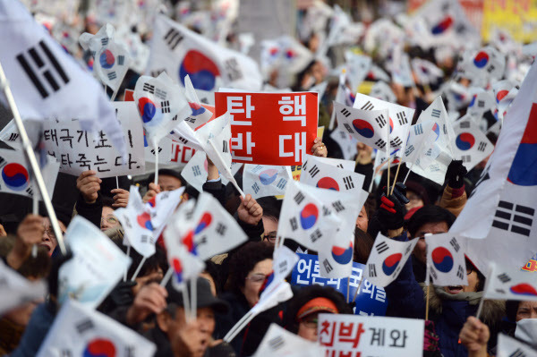 탄핵 반대 시위자들에게 당하는 여경 | 인스티즈