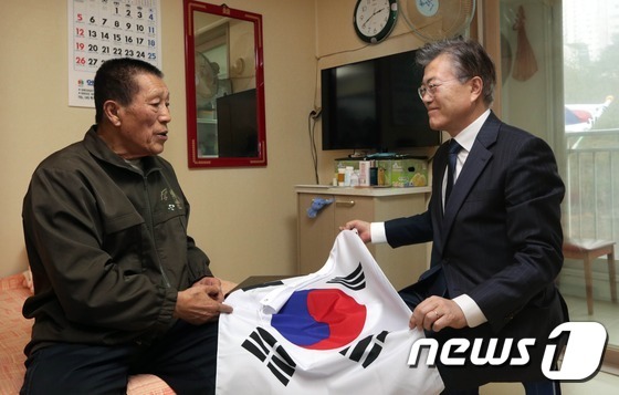 독립운동가 후손에게 절하는 문재인 전 대표 | 인스티즈
