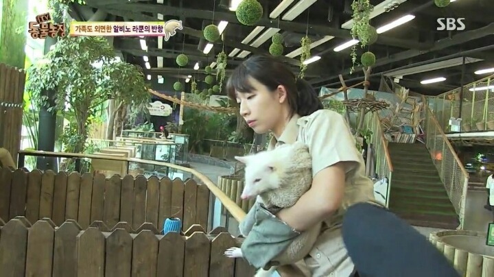 힘들어하는 여성 동물 사육사..jpg | 인스티즈