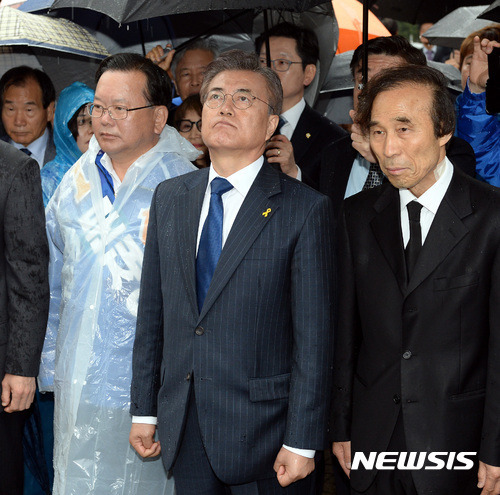 선거 기간 내내 문재인 후보님 옆을 묵묵히 지키고 계신 김경수 의원.jpg | 인스티즈