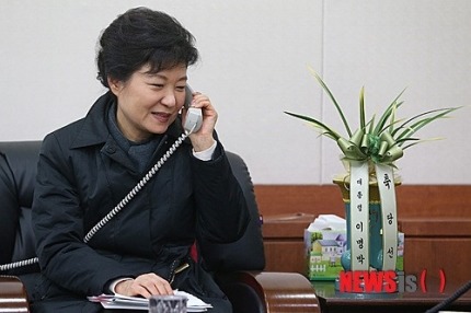 트럼프 대통령 : 주한미군으로 너네 꿀빨고있잖아? 니네가 주둔비용 전액부담해.jpg | 인스티즈