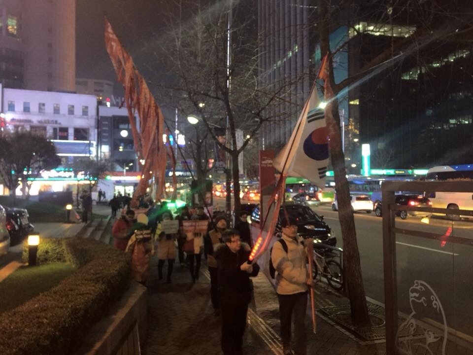 박근혜는 퇴진하라!!! 2015년 11월 28일 횃불시민연대 99차 부정선거 규탄집회 | 인스티즈