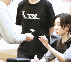 태연 팬싸인회에서 손 덜덜 떠는 팬 | 인스티즈