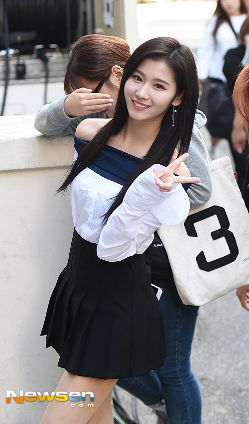아육대 풋살 MC 보러가는 사나.jpg | 인스티즈
