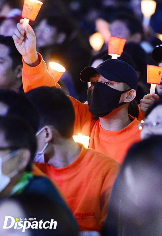 유아인, 박근혜 대통령 퇴진 요구 집회 참석…조용히 시민과 함께 촛불 | 인스티즈