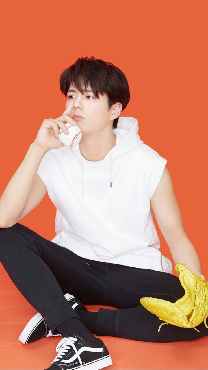 자기가 찍은 광고 사진 가져가는 박보검.gif | 인스티즈