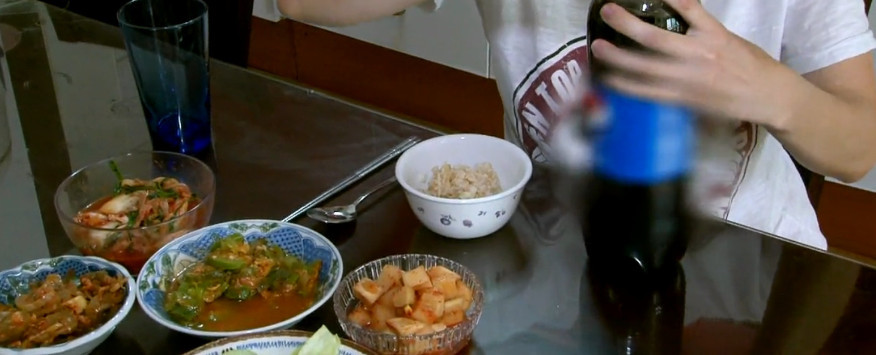 콜라에 푹 빠져 지내는 두 아기의 엄마 | 인스티즈