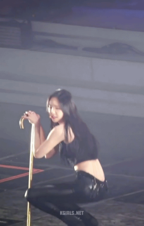 군인한테 경례하는 손나은.GIF | 인스티즈