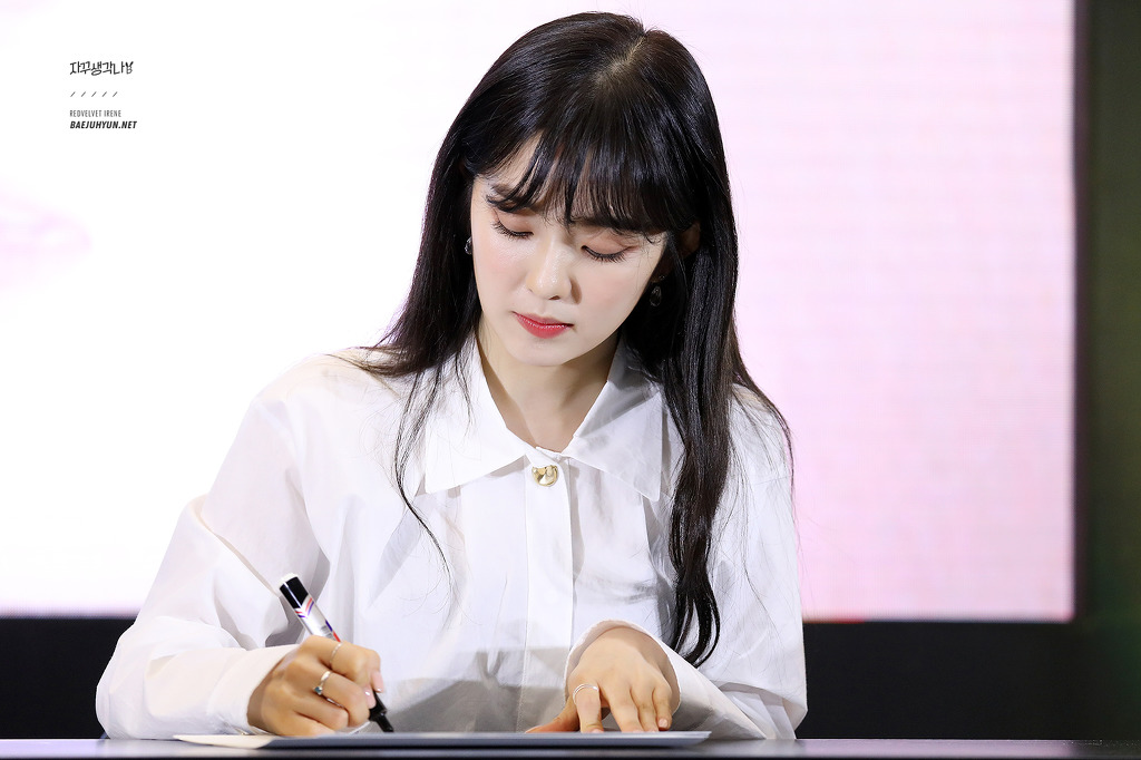 가오나시를 보고 당황한 아이린.gif | 인스티즈