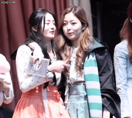 약간 이해가 안되는 여자아이돌 행동.gif | 인스티즈