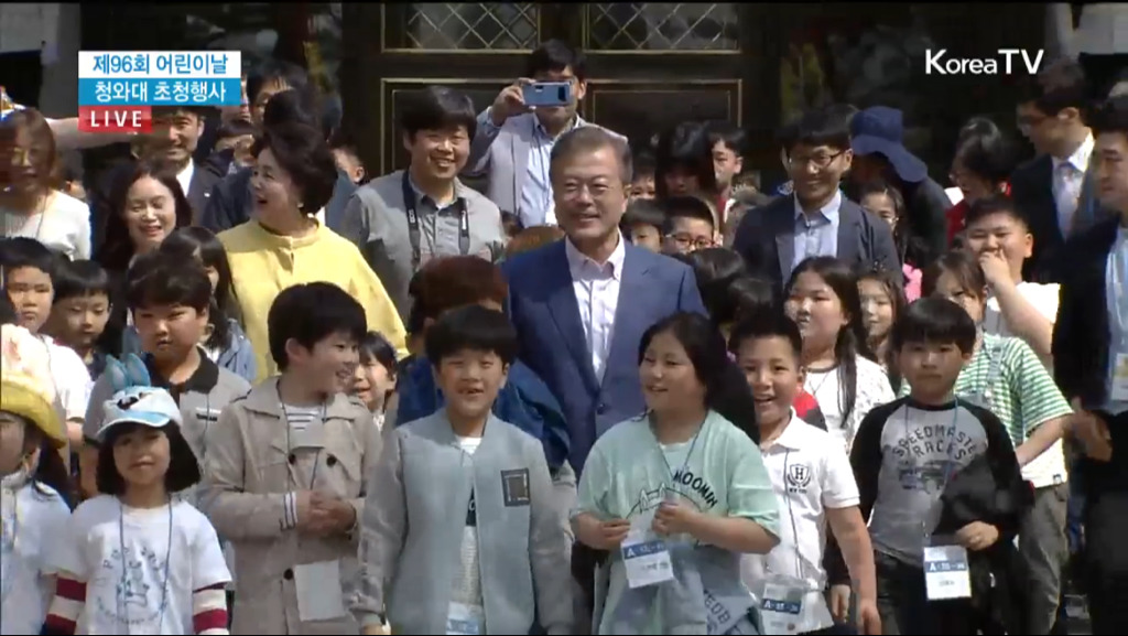 5/5 전통의장대 호위받으며 청와대 입장하는 어린이들.jpg | 인스티즈