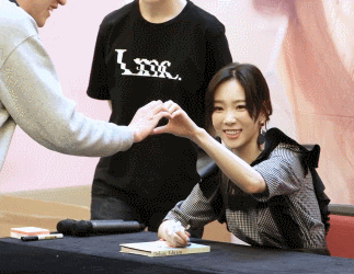태연이 팬을 대하는 자세.GIF | 인스티즈